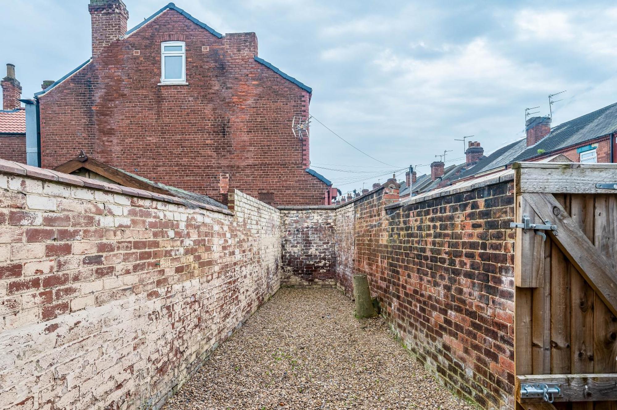 Social Media Adventure - 3 Bedroom - Centre - Doncaster Balby