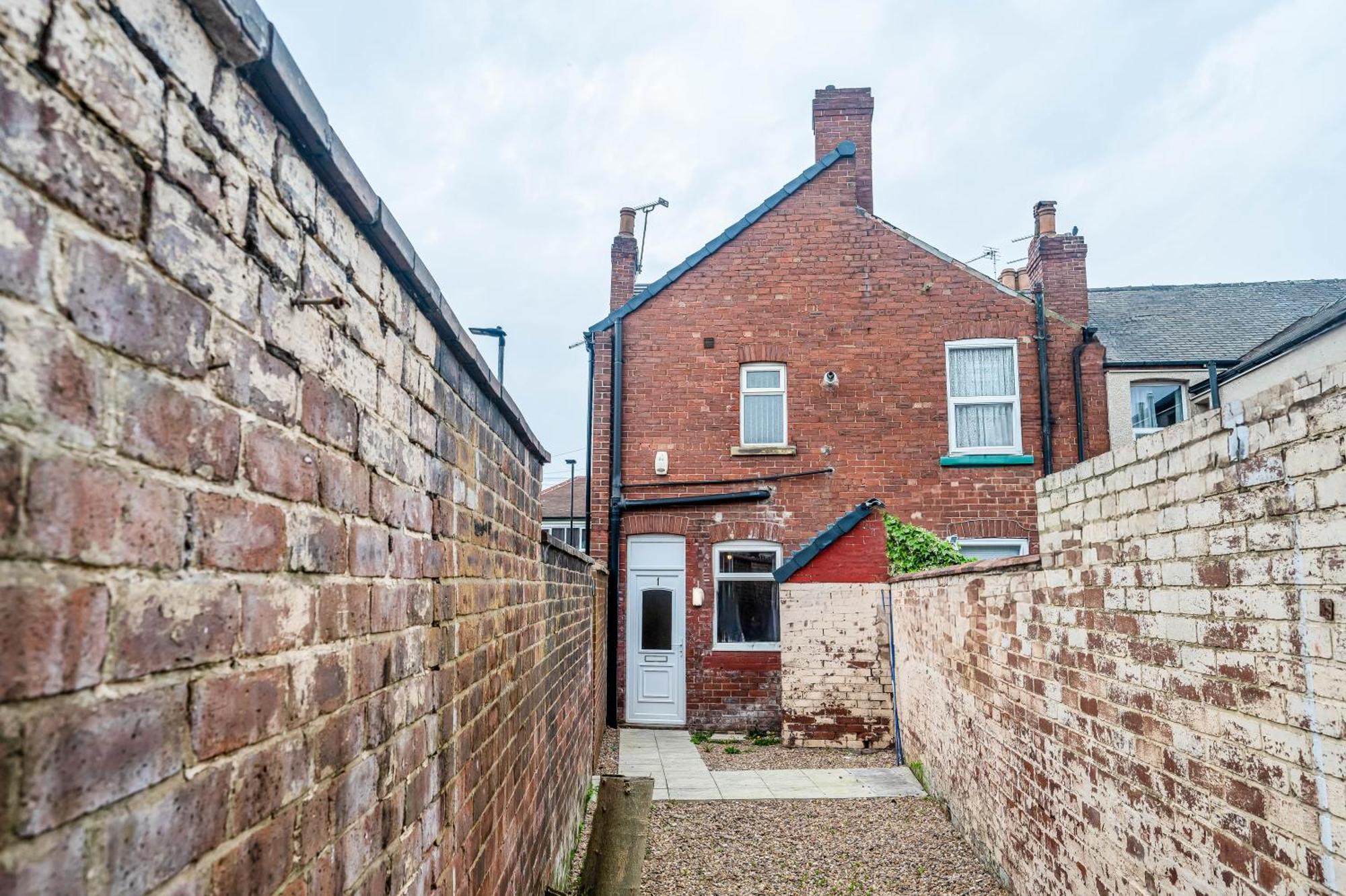 Social Media Adventure - 3 Bedroom - Centre - Doncaster Balby