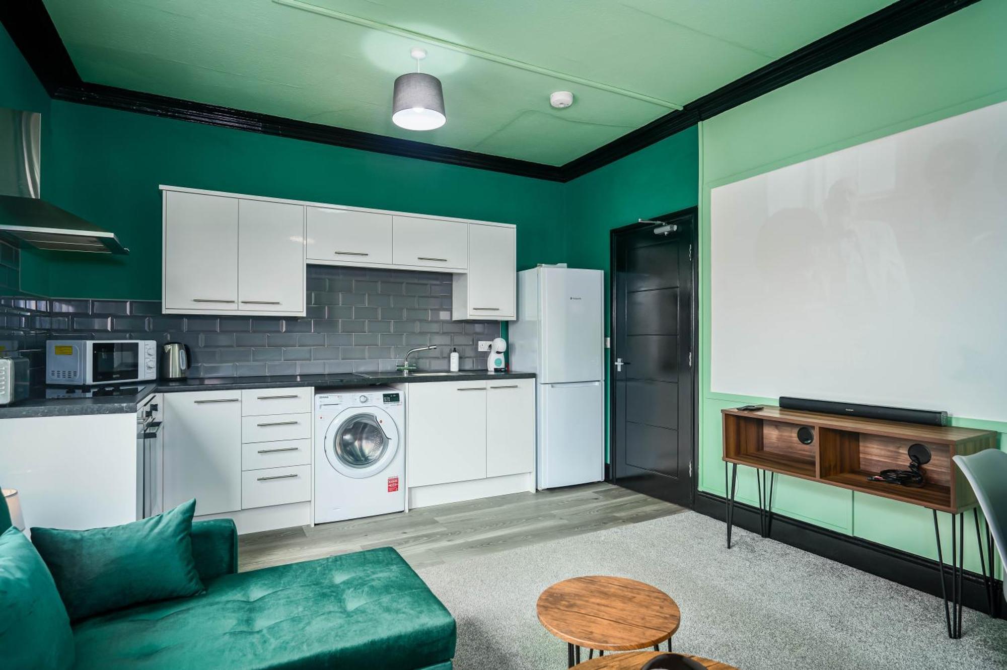 Social Media Adventure - 3 Bedroom - Centre - Doncaster
