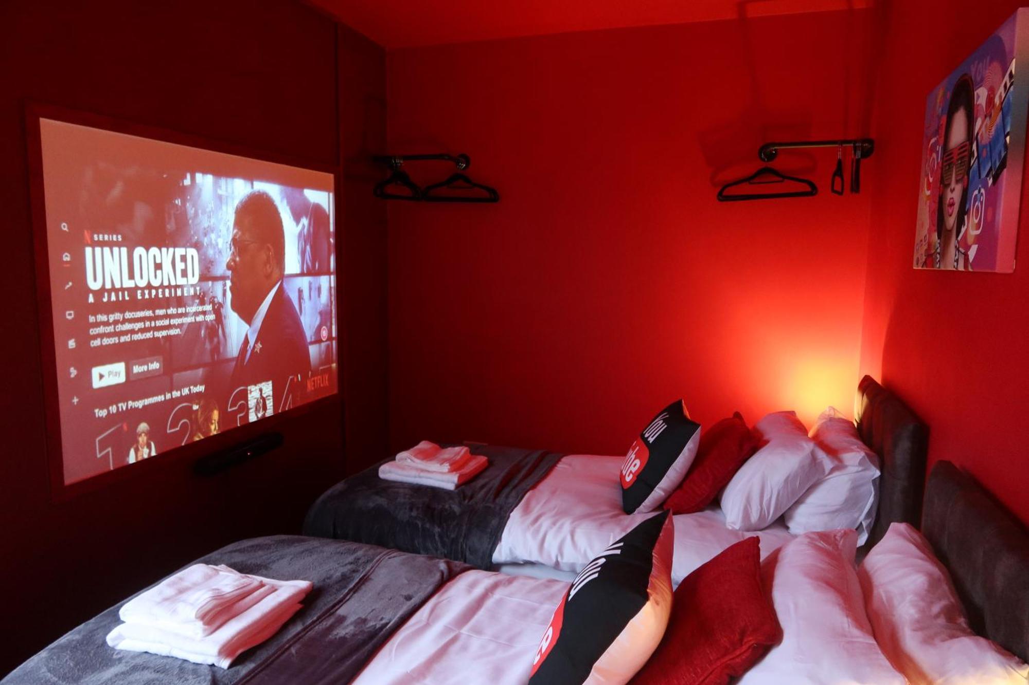 Social Media Adventure - 3 Bedroom - Centre - Doncaster Apartment