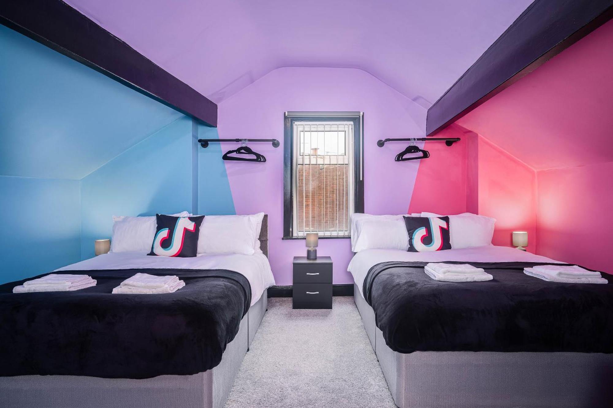 Social Media Adventure - 3 Bedroom - Centre - Doncaster Apartment